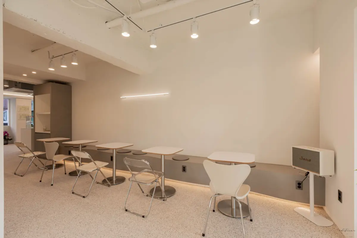 그레이 포인트 미니멀 베이커리 카페 인테리어